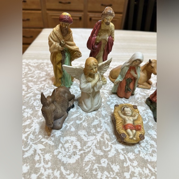 Gorgeous Vintage Christmas Jesus Nativity Set Hand Painted Porcelain 11 Piece - Picture 4 of 16